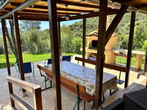 un patio avec une table et un four à pizza dans l'établissement Villa SuReu, à Castiadas 25 autres photos