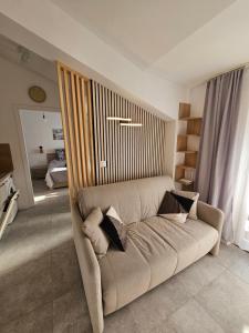 Una sala de estar con un sofá con almohadas. en Calabria Dream Holiday Home, en Scalea