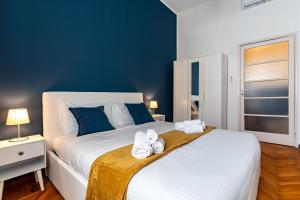 una camera da letto con un letto grande con asciugamani sopra di Suite Charme Brera a Milano