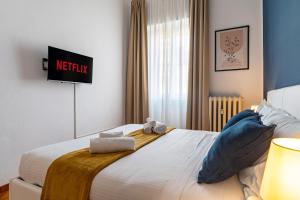 una camera da letto con un letto grande con asciugamani sopra di Suite Charme Brera a Milano Altre 17 foto