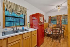 una cucina con frigorifero rosso e lavandino di Boo Bear Close to Gatlinburg a Cosby