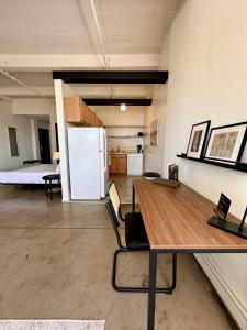 Kuchyň nebo kuchyňský kout v ubytování Westown Studio Apt Near Fiserv, Baird, and Theater District