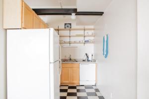 Kuchyň nebo kuchyňský kout v ubytování Westown Studio Apt Near Fiserv, Baird, and Theater District