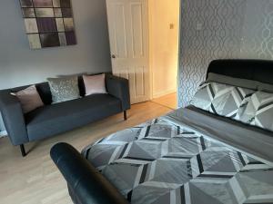 Gallery image of 2 bedroom house close to city centre with gated driveway in Liverpool
