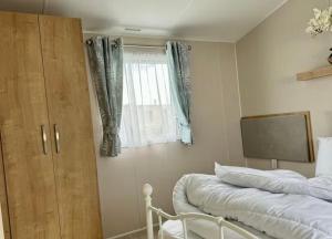 Ένα ή περισσότερα κρεβάτια σε δωμάτιο στο 5 Minutes Walk From Beach , Accessible Pet Friendly Caravan With Hot Tub On Coastfields Holiday Village