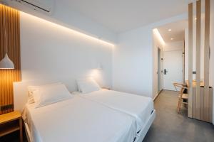 Posteľ alebo postele v izbe v ubytovaní Pontikonisi Hotel & Suites