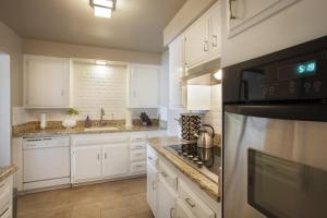 Køkken eller tekøkken på SeaCliff - Dolphin View by Paradise Retreats