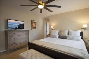 En eller flere senge i et værelse på SeaCliff - Dolphin View by Paradise Retreats