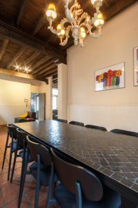 a conference room with a long table and chairs at Holidayhouse Balie in Bruges