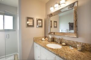 Et badeværelse på SeaCliff - Dolphin View by Paradise Retreats + 12 billeder