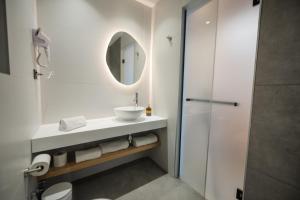 Koupelna v ubytování Pontikonisi Hotel & Suites