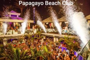 una multitud de personas de pie frente a un club de playa en Las Americas Holiday Studio, en Adeje