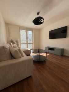 una sala de estar con un sofá y una mesa en AR OLD TOWN point, en Košice