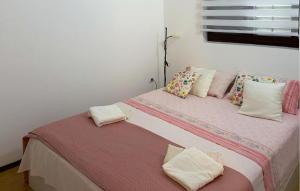 Posteľ alebo postele v izbe v ubytovaní 1 Bedroom Cozy Apartment In Liznjan