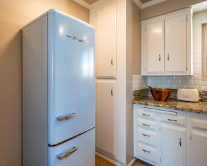 Køkken eller tekøkken på SeaCliff - Surfrider by Paradise Retreats