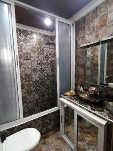 a bathroom with a shower and a toilet and a sink at Appartement très calme a 10 mn de mehdia in Kenitra