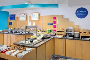 eine Küche mit einer Arbeitsfläche, auf der Lebensmittel stehen in der Unterkunft Holiday Inn Express Poole by IHG in Poole