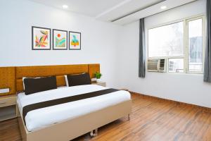 Postel nebo postele na pokoji v ubytování Super Hotel O Sky Suites Hotel Noida Sec 44 Near botanical Metro