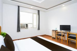 TV a/nebo společenská místnost v ubytování Super Hotel O Sky Suites Hotel Noida Sec 44 Near botanical Metro