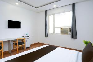TV a/nebo společenská místnost v ubytování Super Hotel O Sky Suites Hotel Noida Sec 44 Near botanical Metro