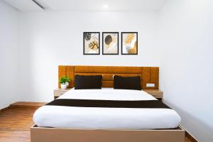 Postel nebo postele na pokoji v ubytování Super Hotel O Sky Suites Hotel Noida Sec 44 Near botanical Metro
