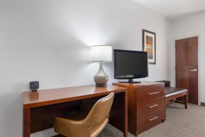 TV a/nebo společenská místnost v ubytování Comfort Suites DFW N-Grapevine