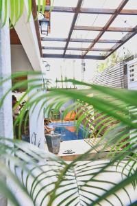 a view of a swimming pool from a plant at Hostel do Mago in Pipa