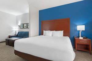 Postel nebo postele na pokoji v ubytování Comfort Suites DFW N-Grapevine