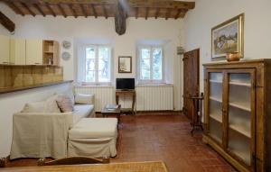 Μια τηλεόραση ή/και κέντρο ψυχαγωγίας στο Nice Apartment In Ancaiano