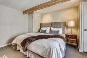 Katil atau katil-katil dalam bilik di Elegant Aspen Downtown - Walk to Shops, Hill & Dining