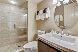 Bilik mandi di Elegant Aspen Downtown - Walk to Shops, Hill & Dining +26 gambar