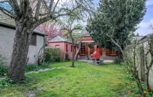 a garden with a red object in the yard at Beautiful Home In Le Crotoy With Wifi in Le Crotoy +22 photos