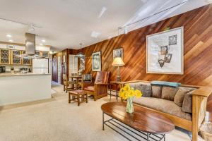 Posezení v ubytování Vintage Aspen Core Condo - Prime Downtown Location