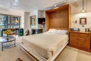 Postel nebo postele na pokoji v ubytování Vintage Aspen Core Condo - Prime Downtown Location
