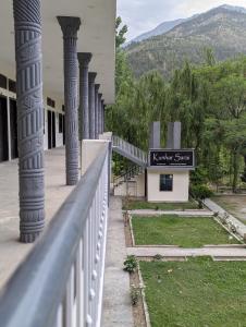 Fotografie z fotogalerie ubytování Kunhar Sarai Hotel Balakot - 1 MASTER & 1 TWIN BED ROOM v destinaci Bālākot