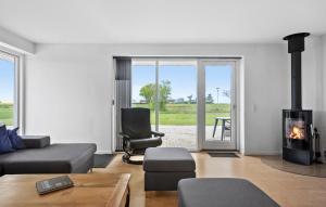 Χώρος καθιστικού στο 4 Bedroom Stunning Home In Nakskov