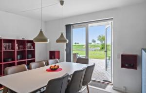Μια τηλεόραση ή/και κέντρο ψυχαγωγίας στο 4 Bedroom Stunning Home In Nakskov