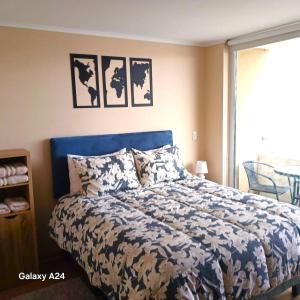 un lit avec une tête de lit bleue dans une chambre dans l'établissement Departamento Osorno centro, à Osorno