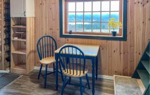 Una mesa y dos sillas en una habitación con ventana. en 1 Bedroom Nice Home In Åsnes Finnskog, en Bakken