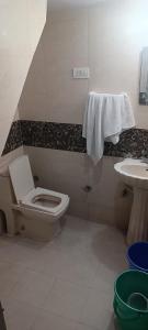 Koupelna v ubytování Hotel Guru ji residency