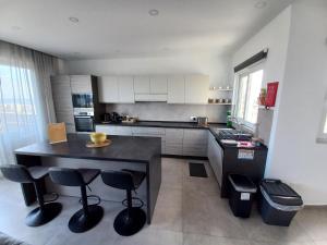 Kuchyň nebo kuchyňský kout v ubytování Yellow Hill Penthouse