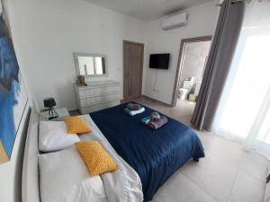 Postel nebo postele na pokoji v ubytování Yellow Hill Penthouse