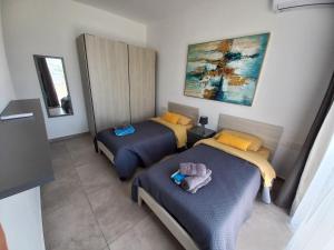 Postel nebo postele na pokoji v ubytování Yellow Hill Penthouse