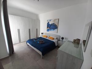Postel nebo postele na pokoji v ubytování Yellow Hill Penthouse
