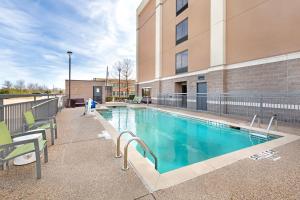 Bazén v ubytování Comfort Suites DFW N-Grapevine nebo v jeho okolí