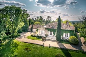 Taman di luar Les Suites du Midi