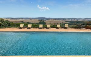 Una gran piscina con sillas y una mesa. en Stunning Home In Asciano, en Asciano 33 fotos más