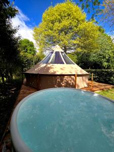 a gazebo and a swimming pool with a building at Les nuits de Cassiopee in Sorde-lʼAbbaye +32 photos