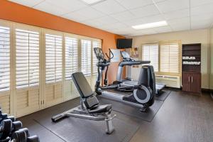 Fitness centrum a/nebo fitness zařízení v ubytování Comfort Suites DFW N-Grapevine