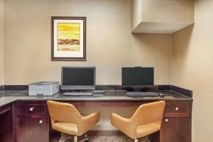 TV a/nebo společenská místnost v ubytování Comfort Suites DFW N-Grapevine